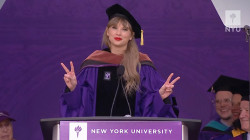 Taylor Swift Terima Gelar Doktor Kehormatan dari NYU, Para Wisudawan Histeris