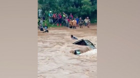 Detik-detik Penyelamatan Dua penumpang Mobil Pengangkut Pasir yang Terseret Banjir Bandang