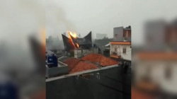 Detik-detik Rumah Adat Minang Kebakaran Akibat Tersambar Petir
