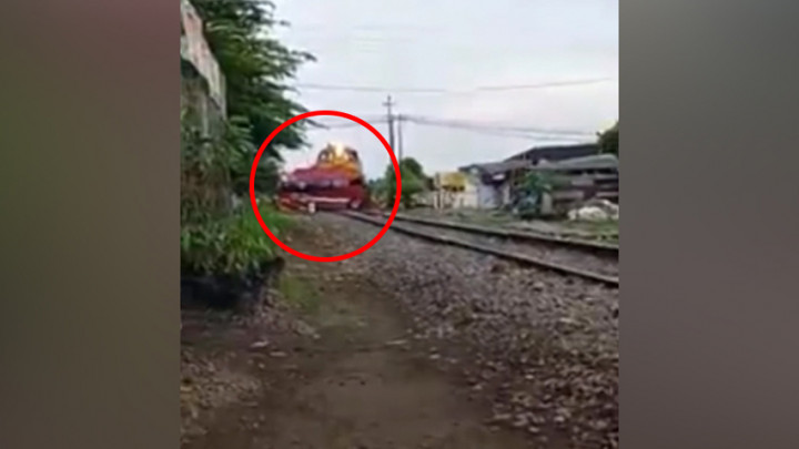 Detik-detik Angkutan Umum Tertabrak Kereta Wisata di Semarang