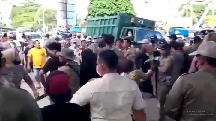 Tak Terima Digusur, Penertiban PKL di Samarinda Berakhir Ricuh