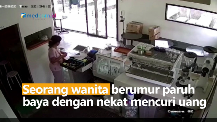 Terekam CCTV! Aksi Pencurian Oleh Wanita Paruh Baya
