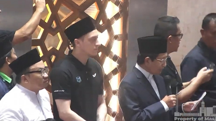 Momen Mesut Ozil Salat Jumat di Masjid Istiqlal Jakarta Viral di Media Sosial