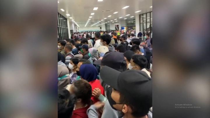 Imbas Perubahan Rute Perjalanan KRL, Stasiun Manggarai Terlihat Sejak Pagi