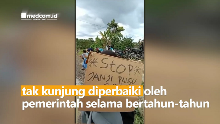 Protes Pada Pemerintah, Warga Mamuju Memancing di Kubangan Jalan Rusak