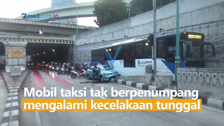 Kurang Konsentrasi, Pengemudi Taksi Menabrak Separator