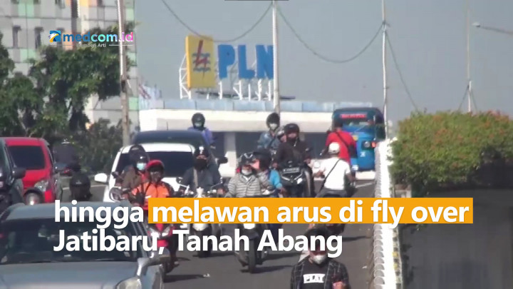 Nekat! Pengendara Melawan Arus di Fly Over Jatibaru Demi Hindari Razia