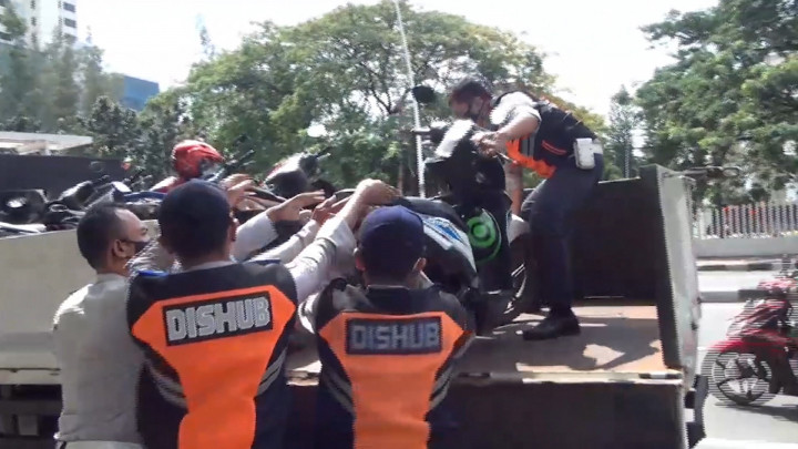 Razia Parkir Liar, Puluhan Motor Diangkut Petugas