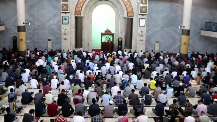 Doakan Eril, Ribuan Orang Ikut Salat Gaib di Masjid Raya Bandung
