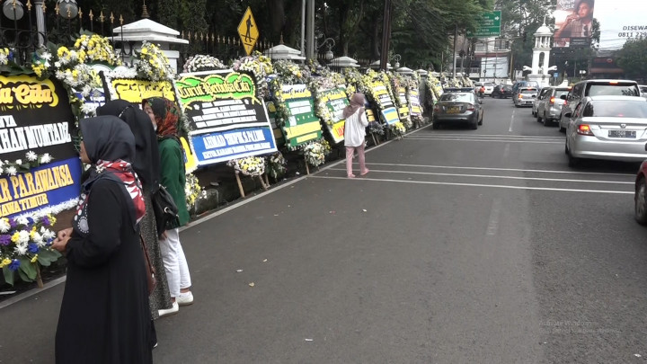 Ratusan Karangan Bunga Padati Halaman Rumah Dinas Gubernur Jawa Barat