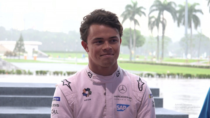 Wow! Ternyata Pembalap Nyck de Vries Makan Doyan Lemper dan Pisang Goreng