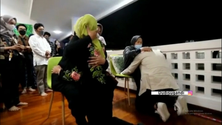 Momen Haru Ridwan Kamil dan Istri Bersimpuh Dipelukan Ibunda