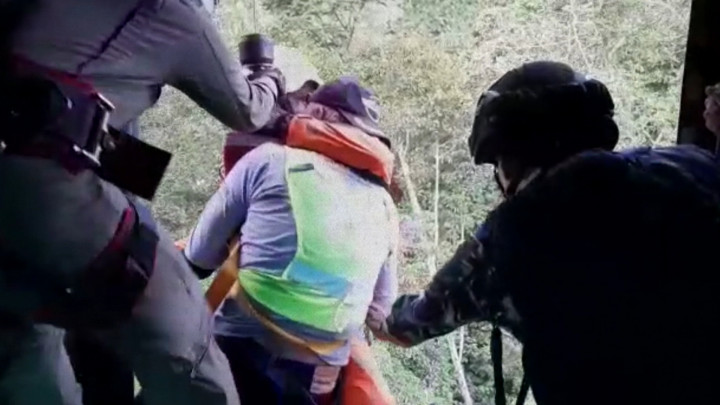 Evakuasi Korban Helikopter Jatuh di Papua, 10 Orang Selamat dan 1 Orang Hilang