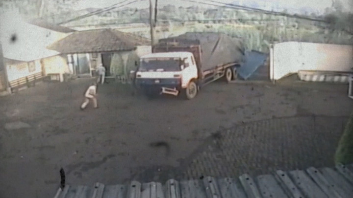 Detik-detik Truk Muat Kayu Masuk Sungai di Pasuruan