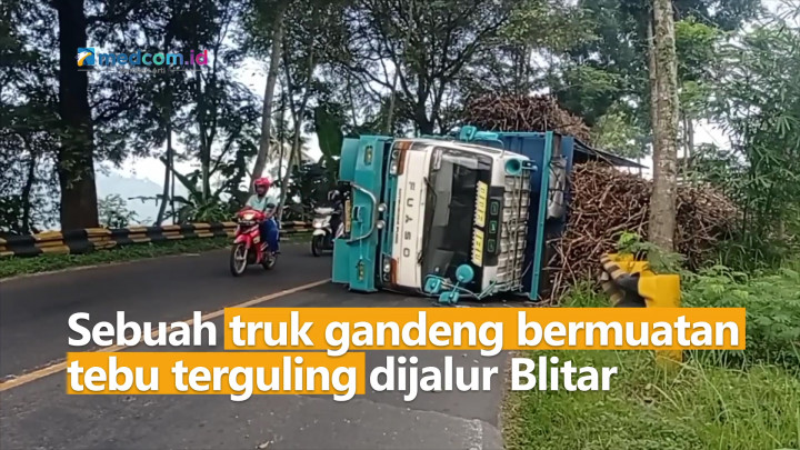 Diduga Muatan Berlebih, Truk Gandeng Berisi Tebu Terguling di Blitar