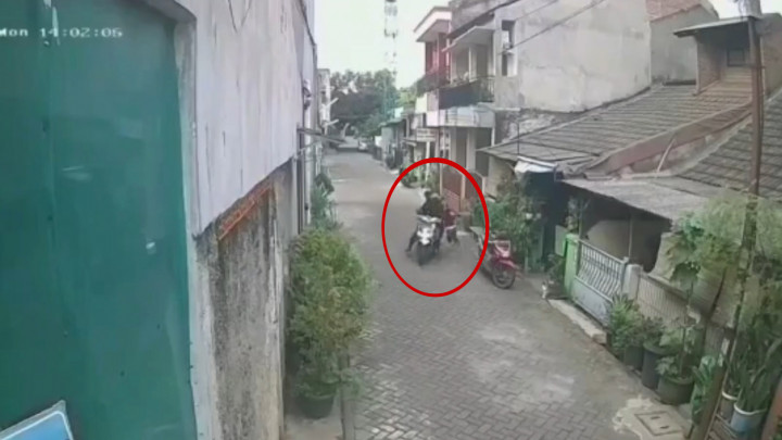 Terekam CCTV! Bocah Kelas 2 SD Diseret Jambret