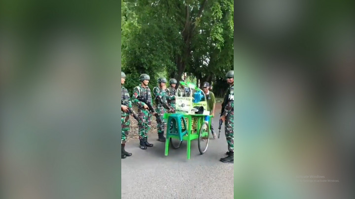Santai Abis! Penjual Dawet Ini Lewat di Depan TNI yang Sedang Berbaris