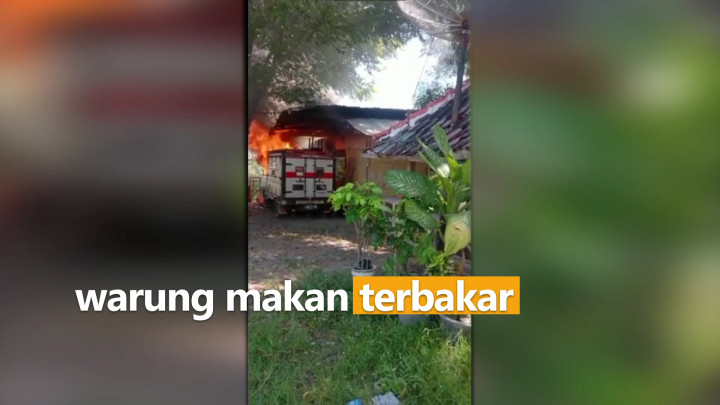 Diduga Sengaja Dibakar Orang, Mobil Box Mangkrak & Warung Hampir Ludes Terbakar!