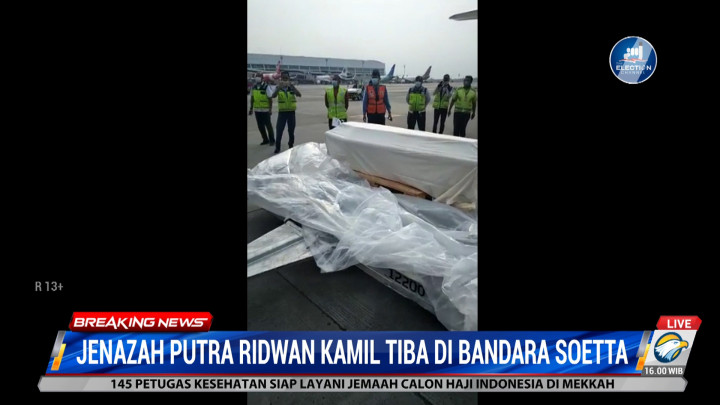 Proses Penurunan Peti Jenazah Eril