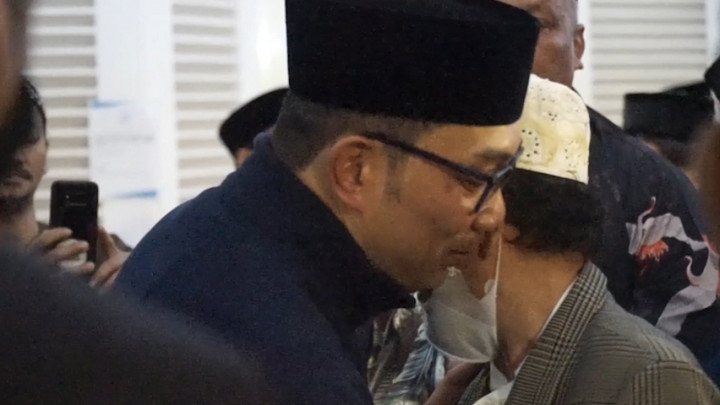 Di Tengah Duka Mendalam, Ridwan Kamil Temui Warga yang Bertakziah