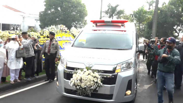 Detik-detik Jenazah Eril Diberangkatkan ke Tempat Peristirahatan Terakhir