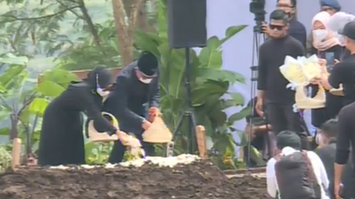 Ridwan Kamil dan Athalia Tabur Bunga di Makam Anak Sulungnya