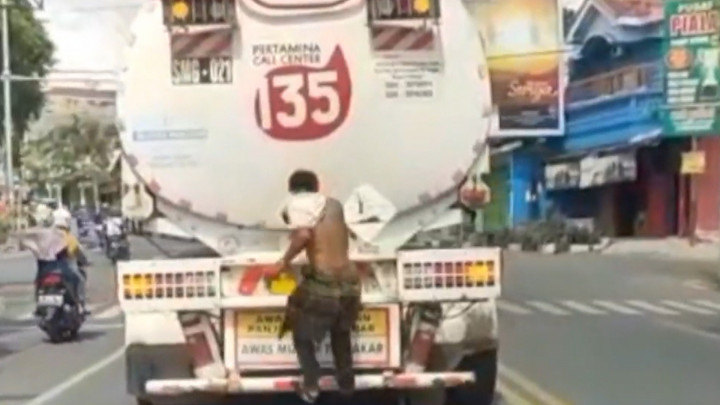 Viral! ODGJ Nekat Bergelantungan di Belakang Truk Tanki Pertamina