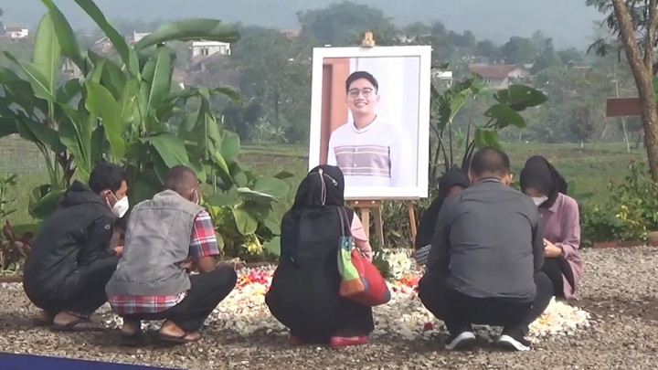 Doa Terus Mengalir, Warga Ramai-ramai Ziarah ke Makam Eril