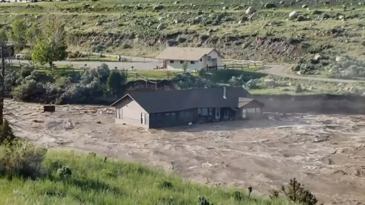 Detik-detik Rumah Hanyut Terseret Banjir di Yellowstone AS
