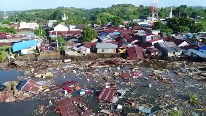 Jembatan dan 25 Rumah Warga Ambruk Akibat Abrasi Pantai Amurang di Minahasa