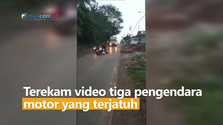 Bahaya Sekali, Tiga Pengendara Motor Terjatuh Akibat Tanah Merah Berserakan di Jalan Raya Cimnauk