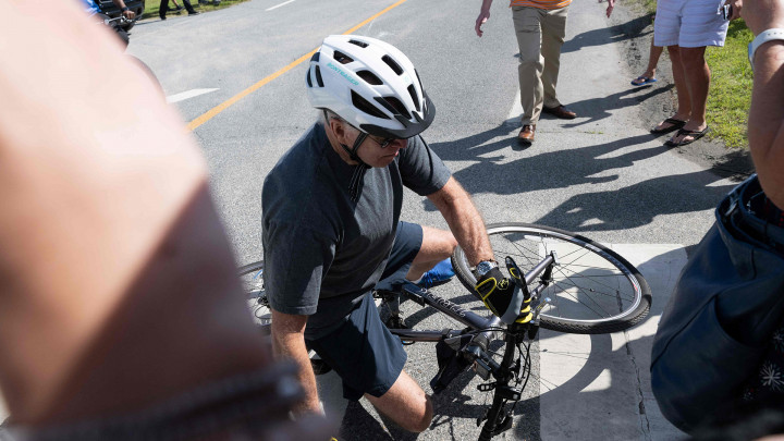 Tersangkut Pedal, Joe Biden Terjatuh Saat Bersepeda