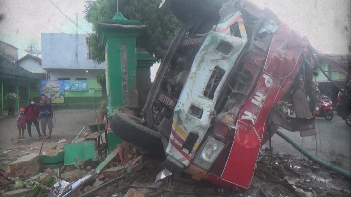 Mobil Damkar di Kediri Tabrak Pagar Sekolah Dasar, 2 Orang Luka