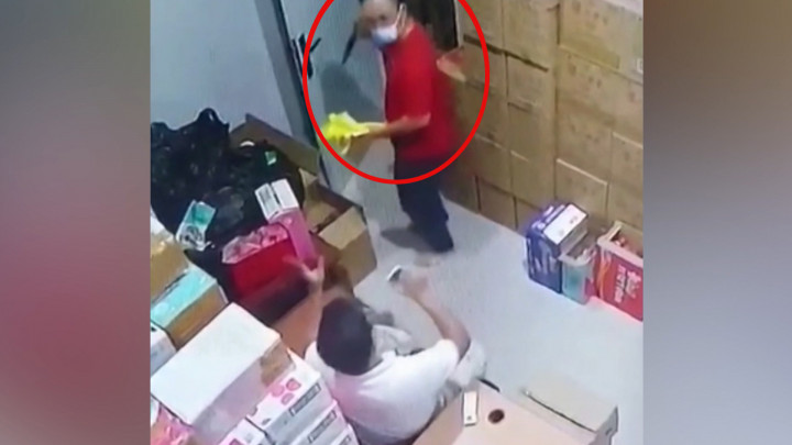 Terekam CCTV! Aksi Penikaman WNA di Cengkareng