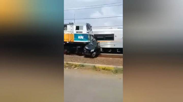 Kereta Tabrak Mobil di Perlintasan Liar Tambun Bekasi, 1 Orang Tewas