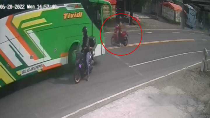 Rekaman CCTV Pemotor Nyaris Tertabrak 2 Bus