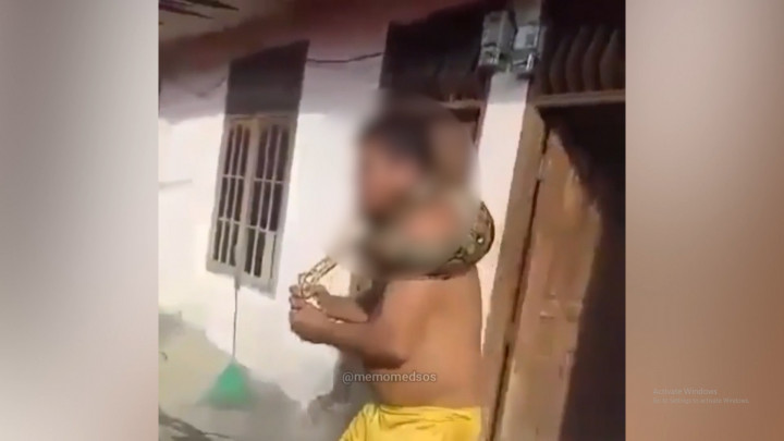 Ngeri! Seorang pria Nyaris Tak Bisa Bernapas Akibat Dililit Ular