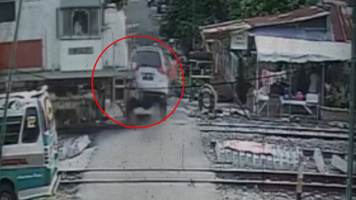 Diduga Kurang Konsentrasi, Mobil SUV Tertabrak Kereta di Medan