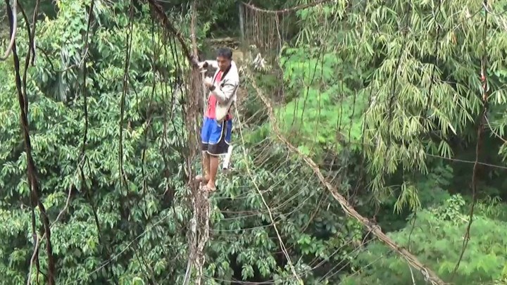 Aksi Nekat Warga Melintasi Jembatan yang Rusak Berat di Cianjur
