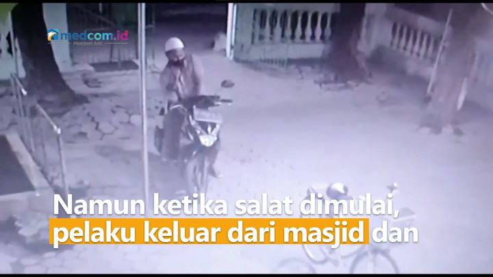 Terekam CCTV! Pura-pura Salat Berujung Mencuri Motor Jemaah