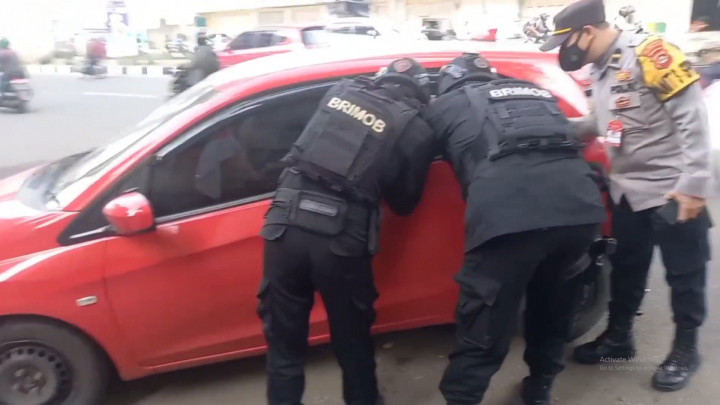 Geger! Senjata Api Laras Panjang Ditemukan di Sebuah Mobil