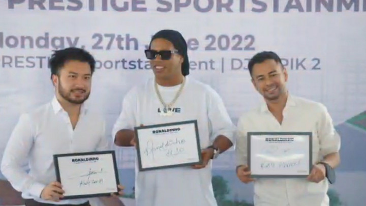 Kunjungi Proyek RANS Prestige Sportstainment, Ronaldinho Tinggalkan Cap Tangan