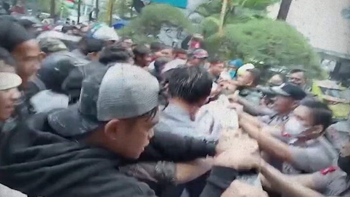 Uang Nasabah Rp45 M Raib, Kantor BNI Cabang Makassar Digeruduk Ratusan Orang