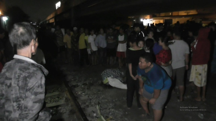 Duduk di Rel Sambil Memakai Earphone Seorang Pria Tertabrak Kereta Api