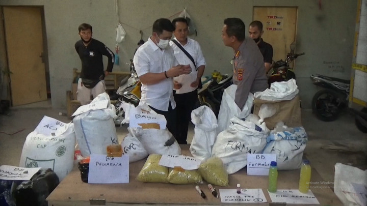 Polresta Bandung Grebek Pabrik Mi Berfomalin