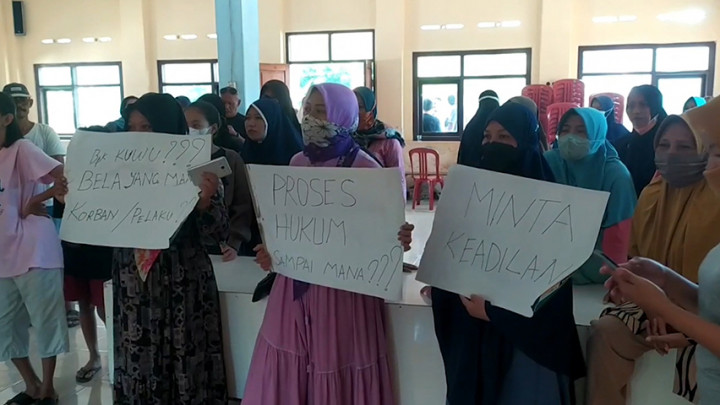 Ibu-ibu di Dusun Cicapar Demo Tuntut Penangkapan 4 Pelaku Pelecehan Anak