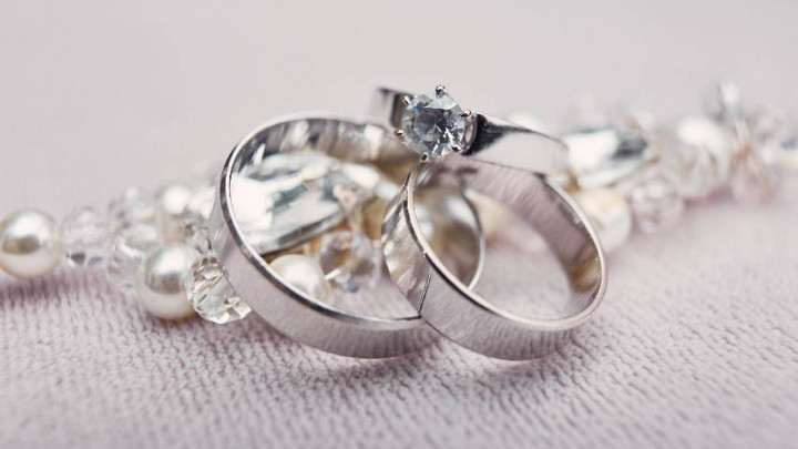 Tips Mengatasi Alergi Kulit saat Mengenakan Perhiasan