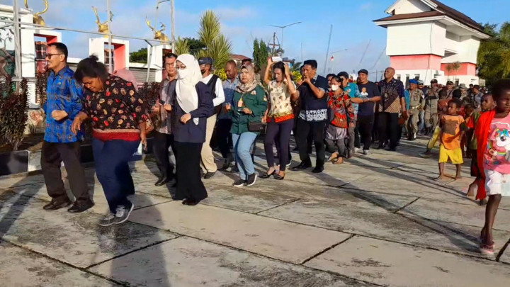 Warga Pawai Turun ke Jalan Rayakan Suka Cita Provinsi Baru Papua Selatan