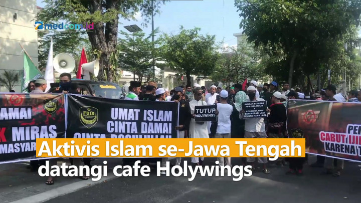 Ratusan Orang di Semarang Kepung Holywings Tuntut Izin Dicabut