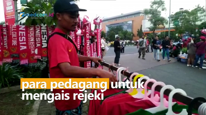 Manfaatkan Euforia, Pedagang Atribut Suporter Raih Cuan Rp2 Juta per Hari